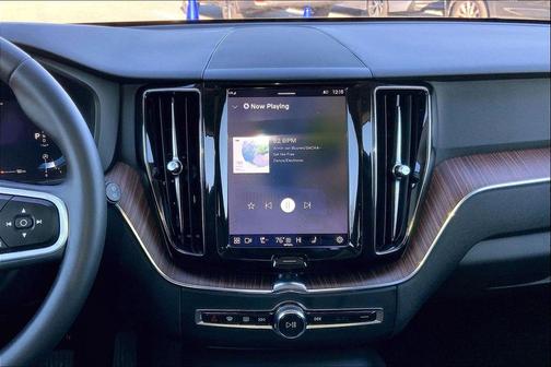 2022 Volvo XC60 B5 Momentum