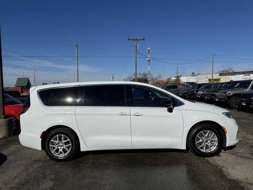 2024 Chrysler Pacifica Touring-L