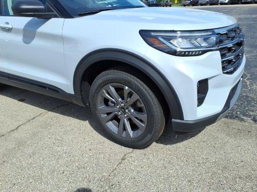 Space White Metallic 2026 Ford Explorer Active