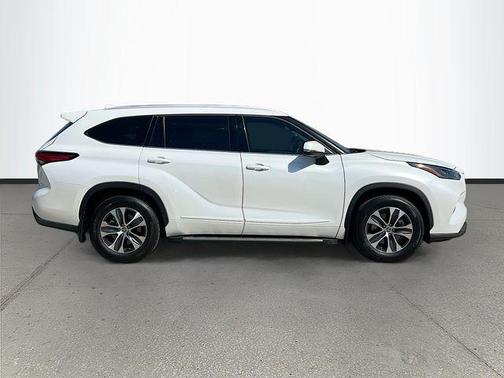 Wind Chill Pearl 2022 Toyota Highlander XLE