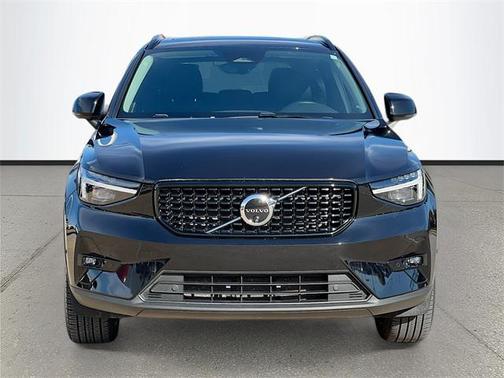 2024 Volvo XC40 B5 Ultimate Dark Theme