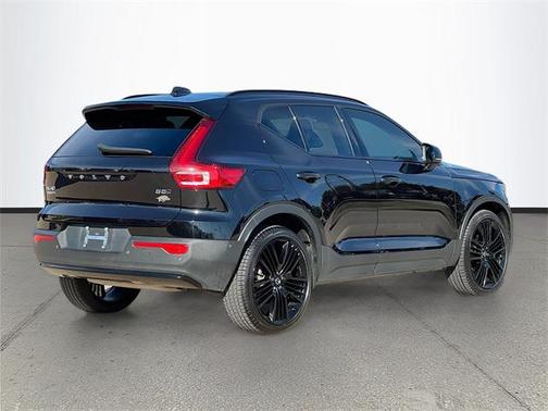 2024 Volvo XC40 B5 Ultimate Dark Theme