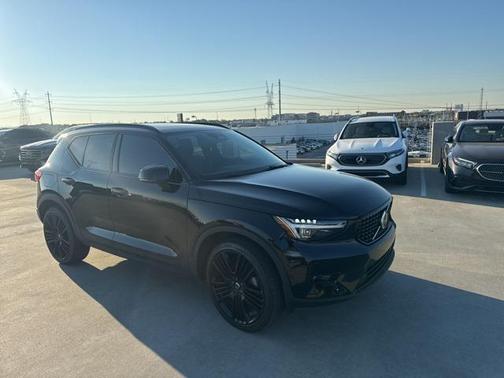 2024 Volvo XC40 B5 Ultimate Dark Theme