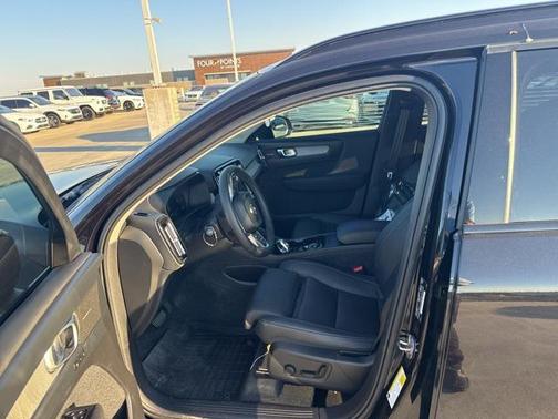 2024 Volvo XC40 B5 Ultimate Dark Theme