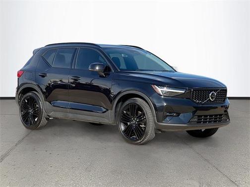 2024 Volvo XC40 B5 Ultimate Dark Theme