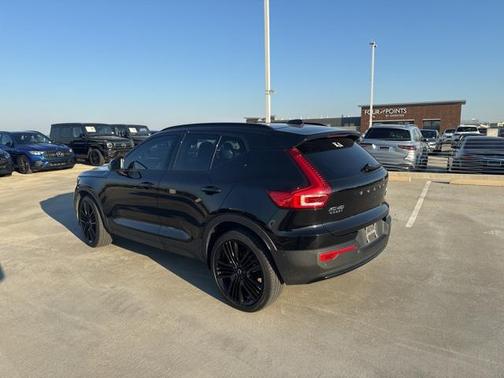 2024 Volvo XC40 B5 Ultimate Dark Theme