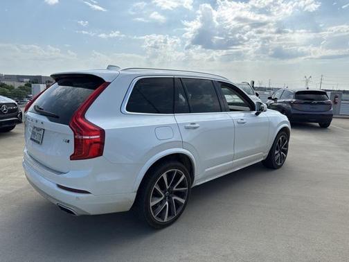 2021 Volvo XC90 T6 Momentum
