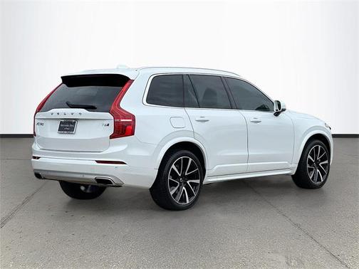 2021 Volvo XC90 T6 Momentum