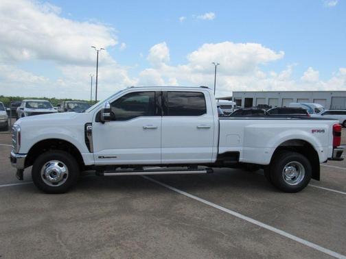 Oxford White 2026 Ford F-350 Lariat Super Duty