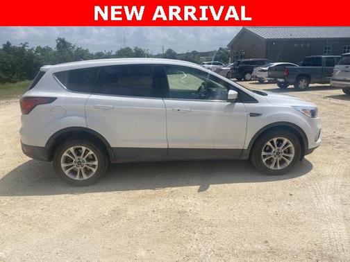Photo 1 of 2 of 2019 Ford Escape SE