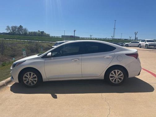 Frost White Pearl 2022 Hyundai Accent SE