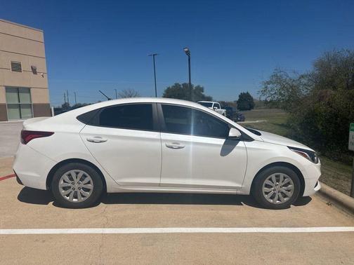 Frost White Pearl 2022 Hyundai Accent SE