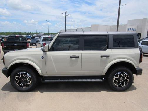 Desert Sand 2026 Ford Bronco Outer Banks