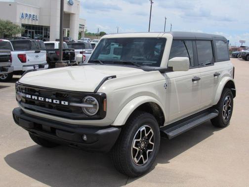 Desert Sand 2026 Ford Bronco Outer Banks