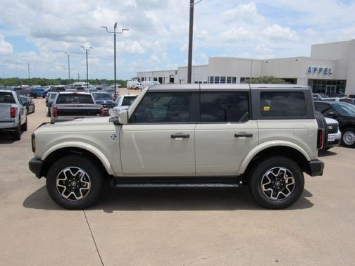Desert Sand 2026 Ford Bronco Outer Banks