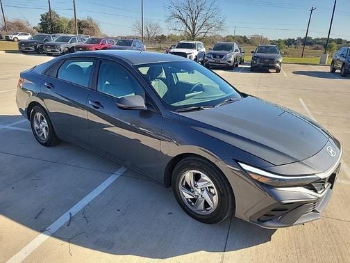2024 Hyundai ELANTRA SE