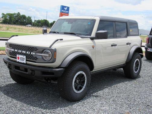 Desert Sand 2026 Ford Bronco Badlands