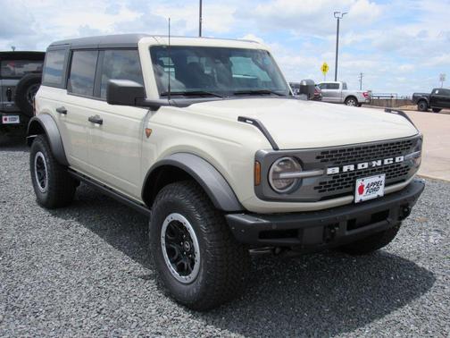 Desert Sand 2026 Ford Bronco Badlands