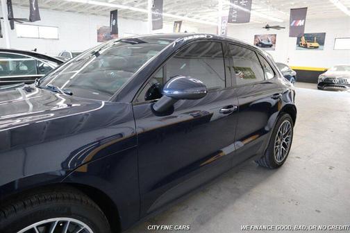 Night Blue Metallic 2018 Porsche Macan Macan Sport Edition