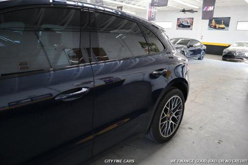 Night Blue Metallic 2018 Porsche Macan Macan Sport Edition