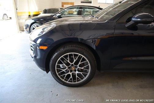 Night Blue Metallic 2018 Porsche Macan Macan Sport Edition