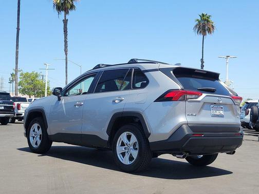 Silver Sky Metallic 2019 Toyota RAV4 XLE