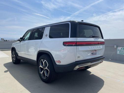 2024 Rivian R1S Adventure