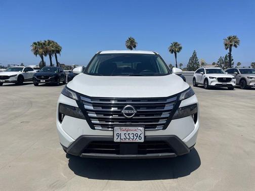 Everest White Pearl 2024 Nissan Rogue SV