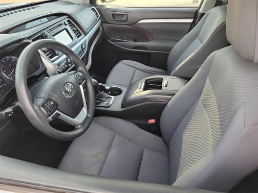 2017 Toyota Highlander LE I4