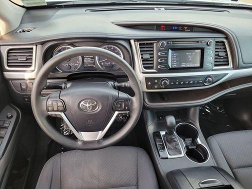 2017 Toyota Highlander LE I4