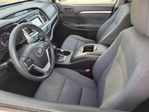 2017 Toyota Highlander LE I4