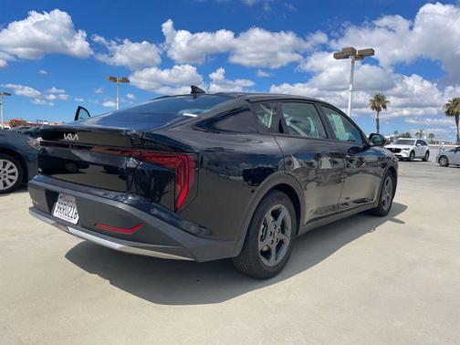 Aurora Black Pearl 2025 Kia K4 LXS