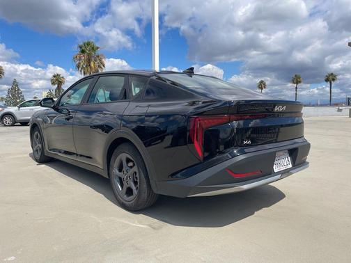 Aurora Black Pearl 2025 Kia K4 LXS