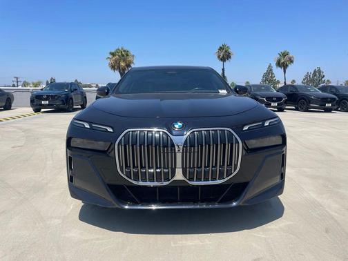 Tanzanite Blue II Metallic 2024 BMW 740 740i