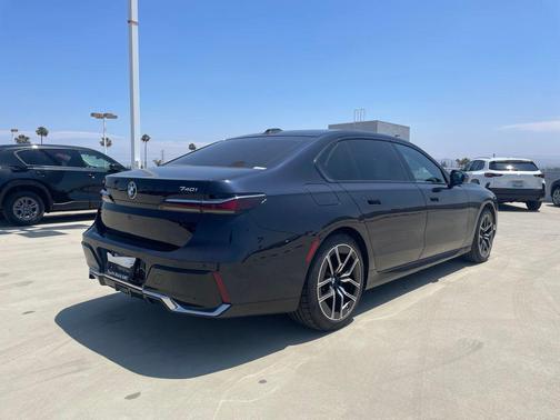 Tanzanite Blue II Metallic 2024 BMW 740 740i
