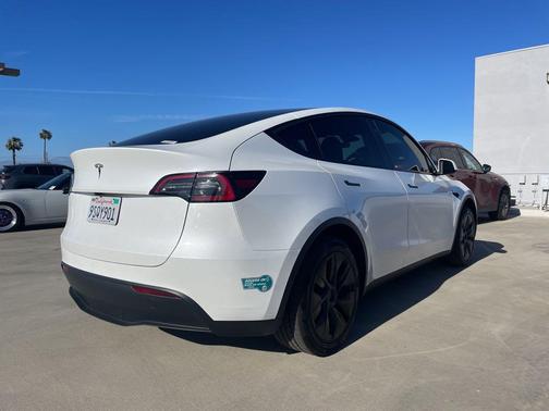 Pearl White Multi-Coat 2025 Tesla Model Y Long Range Dual Motor Rear-Wheel Drive