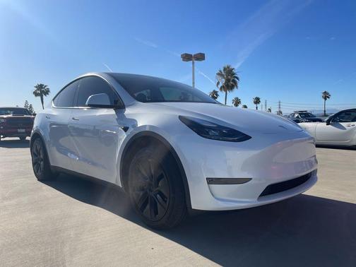 Pearl White Multi-Coat 2025 Tesla Model Y Long Range Dual Motor Rear-Wheel Drive