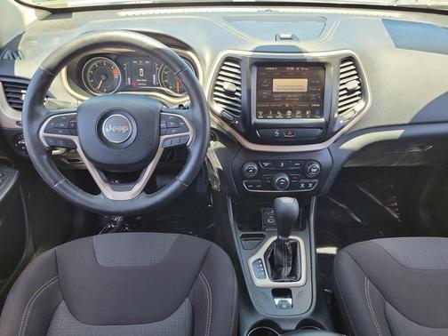 Bright White Clearcoat 2016 Jeep Cherokee Latitude