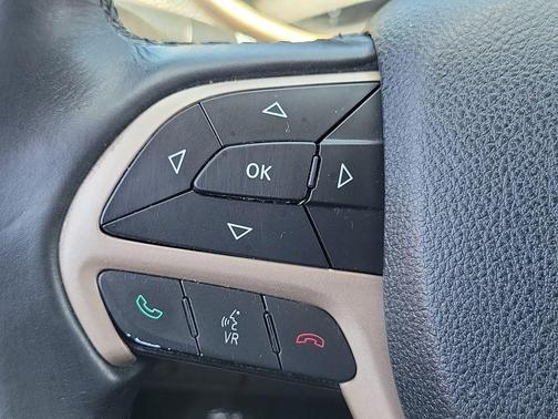 Bright White Clearcoat 2016 Jeep Cherokee Latitude