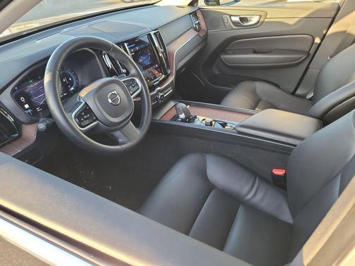 2023 Volvo XC60 B5 Plus Bright Theme