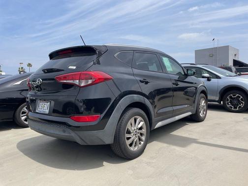 Black Noir Pearl 2017 Hyundai TUCSON SE