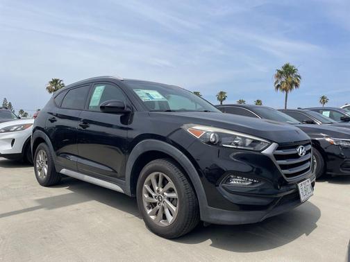 Black Noir Pearl 2017 Hyundai TUCSON SE