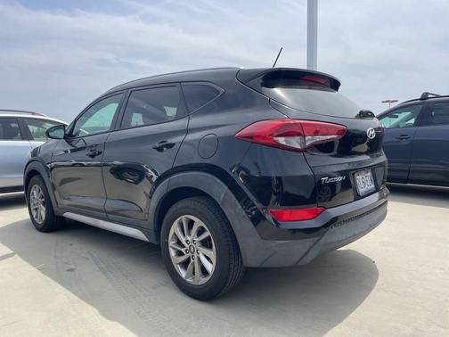 Black Noir Pearl 2017 Hyundai TUCSON SE