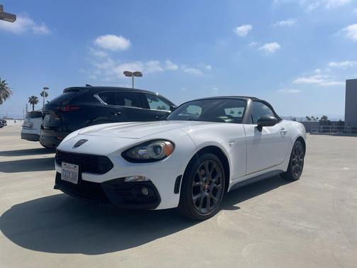 Bianco Gelato White 2017 FIAT 124 Spider Base