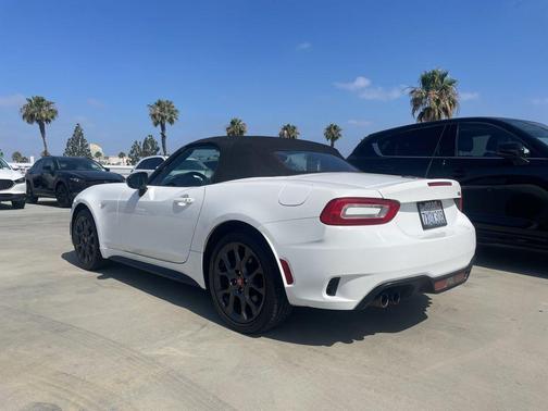Bianco Gelato White 2017 FIAT 124 Spider Base