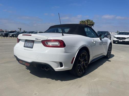 Bianco Gelato White 2017 FIAT 124 Spider Base