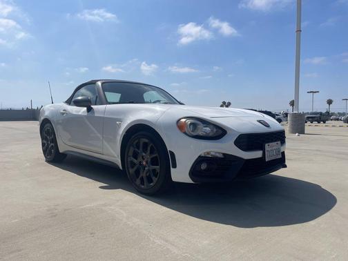 Bianco Gelato White 2017 FIAT 124 Spider Base
