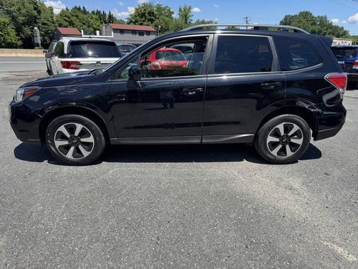 Crystal Black Silica 2017 Subaru Forester 2.5i Premium