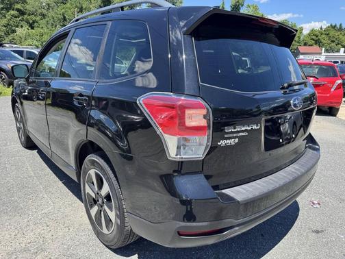 Crystal Black Silica 2017 Subaru Forester 2.5i Premium