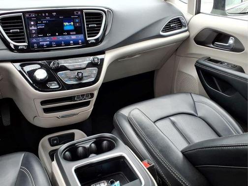 Granite Crystal Metallic Clearcoat 2023 Chrysler Pacifica Touring L